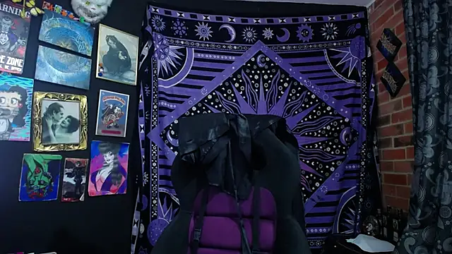 Yourmadame P online show from November 25, 11:49 pm