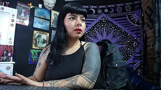 Snapshot of Yourmadame_P chatting on July 6, 6:10 pm Yourmadame P online show from July 6, 6:10 pm