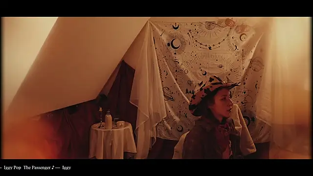 Snapshot of WebCora chatting on October 29, 6:42 pm WebCora online show from October 29, 6:42 pm