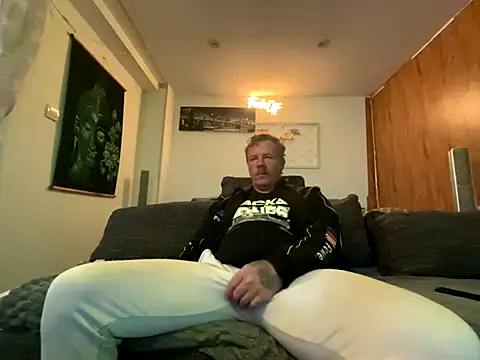 Snapshot of steveindahouse chatting on October 2, 2:46 pm steveindahouse online show from October 2, 2:46 pm