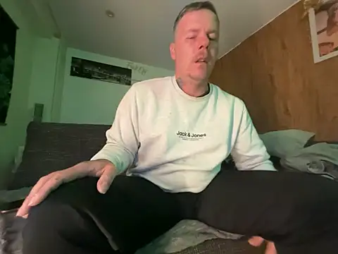 Snapshot of steveindahouse chatting on October 17, 4:15 am steveindahouse online show from October 17, 4:15 am