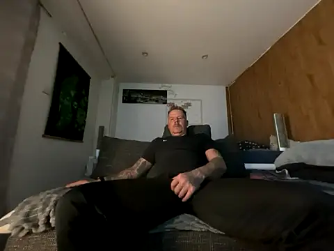 Snapshot of steveindahouse chatting on October 18, 2:47 am steveindahouse online show from October 18, 2:47 am