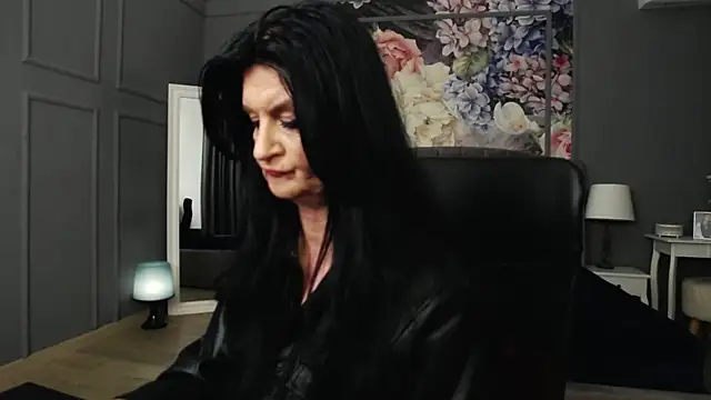 Snapshot of DomMelissaW chatting on December 8, 3:32 am DomMelissaW online show from December 8, 3:32 am
