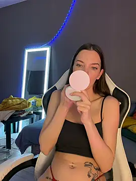 julia fly online show from February 18, 9:05 am