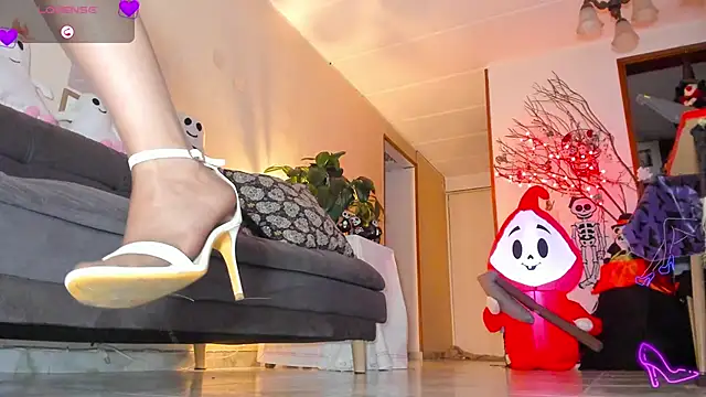 charlize legs online show from October 10, 11:15 pm