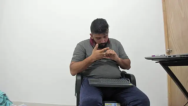 Snapshot of isearchcompany chatting on November 1, 11:51 pm isearchcompany online show from November 1, 11:51 pm