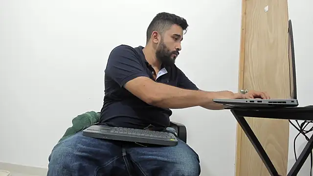 Snapshot of isearchcompany chatting on November 4, 1:59 am isearchcompany online show from November 4, 1:59 am