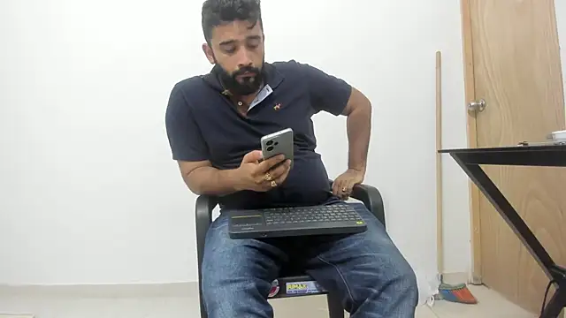 Snapshot of isearchcompany chatting on November 17, 8:47 pm isearchcompany online show from November 17, 8:47 pm