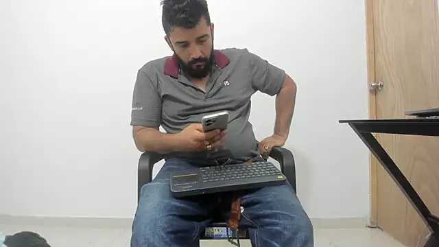 Snapshot of isearchcompany chatting on November 19, 1:44 pm isearchcompany online show from November 19, 1:44 pm