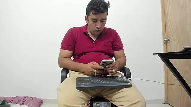 Snapshot of isearchcompany chatting on November 27, 4:03 am isearchcompany online show from November 27, 4:03 am