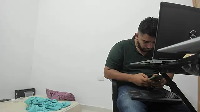 Snapshot of isearchcompany chatting on December 16, 2:33 pm isearchcompany online show from December 16, 2:33 pm