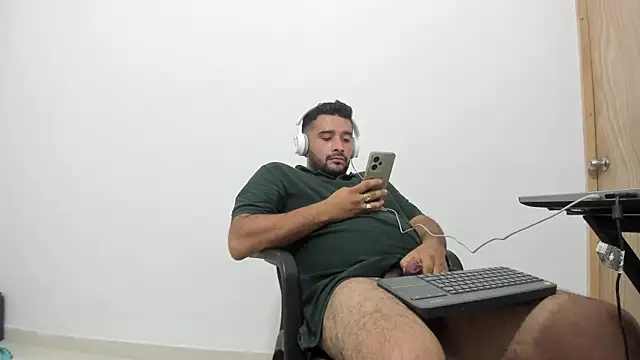 Snapshot of isearchcompany chatting on December 18, 1:00 am isearchcompany online show from December 18, 1:00 am