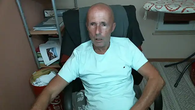 Snapshot of olibrius71 chatting on October 11, 7:45 pm olibrius71 online show from October 11, 7:45 pm