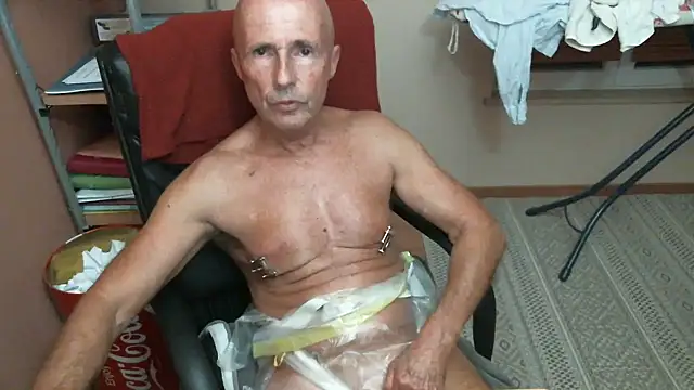 Snapshot of olibrius71 chatting on November 16, 8:25 pm olibrius71 online show from November 16, 8:25 pm