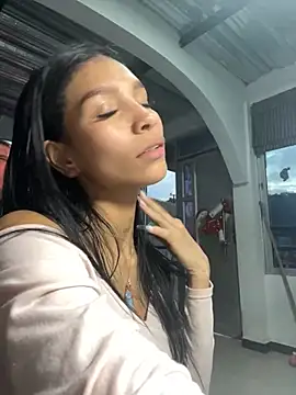 LauraAristizabal online show from December 27, 10:48 pm
