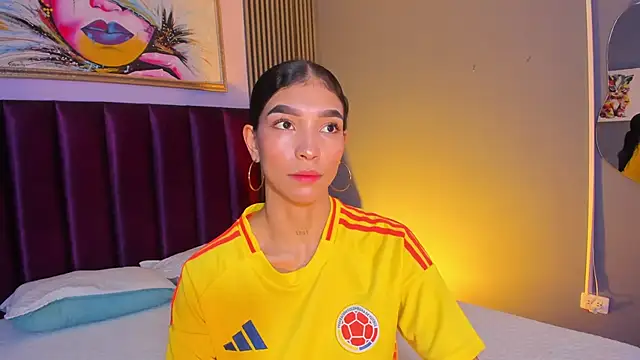 LauraAristizabal online show from July 7, 12:20 pm