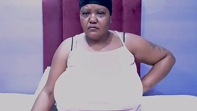 Snapshot of GiantTittts chatting on November 7, 5:13 pm GiantTittts online show from November 7, 5:13 pm