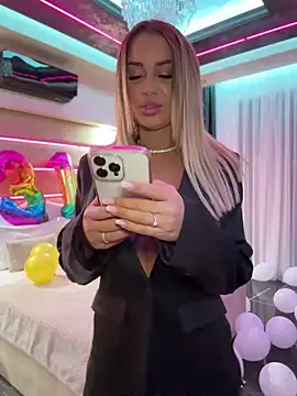 KirstieVegas online show from January 23, 6:14 pm