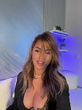 KirstieVegas online show from November 14, 6:28 pm