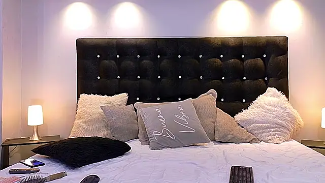 MiahWindsor online show from December 4, 9:57 pm