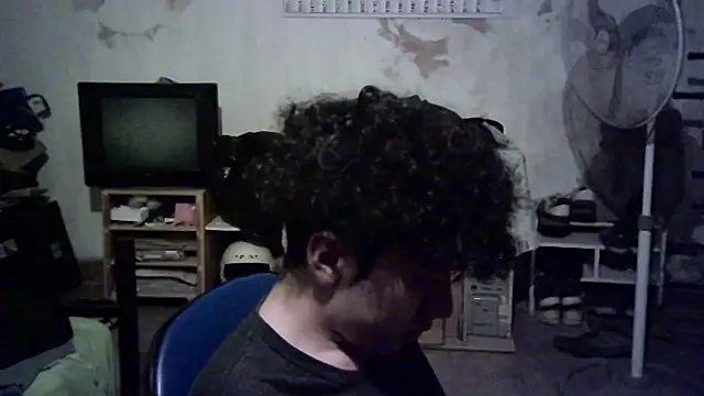 Snapshot of Emv2 chatting on February 9, 5:44 am Emv2 online show from February 9, 5:44 am