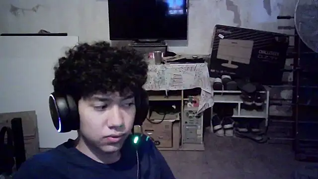 Snapshot of Emv2 chatting on March 4, 1:28 pm Emv2 online show from March 4, 1:28 pm