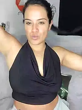 Snapshot of zhayra_rose chatting on January 3, 3:27 am zhayra rose online show from January 3, 3:27 am