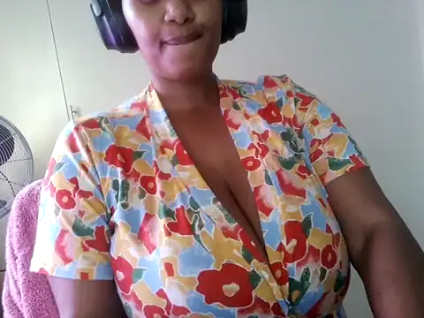 Snapshot of Charlie-Crawford chatting on June 10, 12:48 pm Charlie-Crawford online show from June 10, 12:48 pm