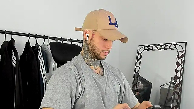  jamesleandros1 online show from December 14, 7:51 pm