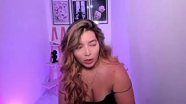 sofihill01 online show from October 4, 9:02 pm