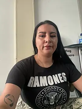 Snapshot of Abril_Luv chatting on June 24, 1:32 pm Abril Luv online show from June 24, 1:32 pm