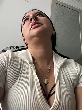 Snapshot of Abril_Luv chatting on June 27, 12:22 pm Abril Luv online show from June 27, 12:22 pm