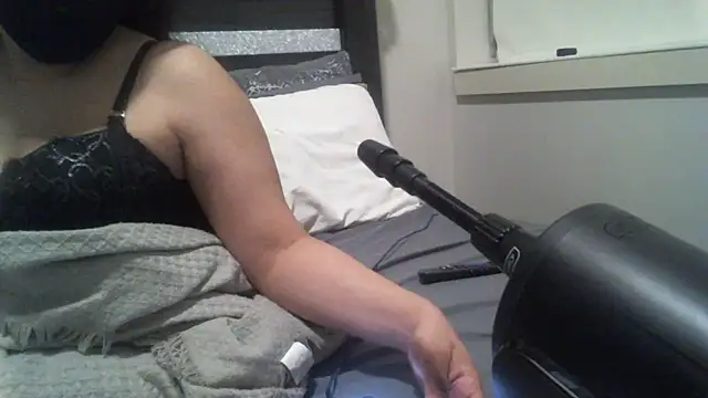 Snapshot of lofibunni chatting on February 22, 11:36 pm lofibunni online show from February 22, 11:36 pm