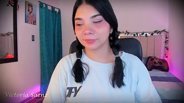 Snapshot of victoriaasaenz_ chatting on December 17, 12:38 am victoriaasaenz online show from December 17, 12:38 am
