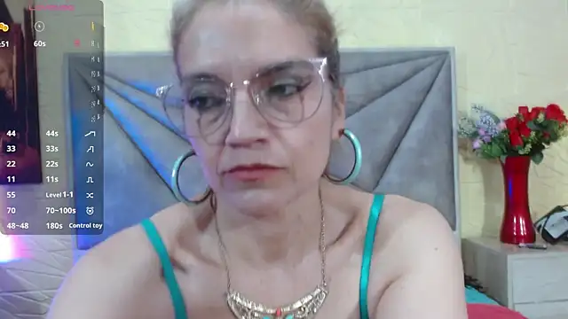 Snapshot of Esmeralda_oikos chatting on November 21, 4:00 am Esmeralda oikos online show from November 21, 4:00 am