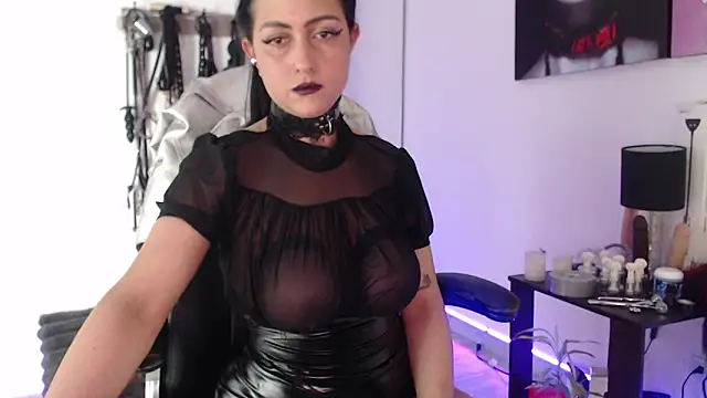 Snapshot of alison_slave chatting on November 6, 1:17 am alison slave online show from November 6, 1:17 am