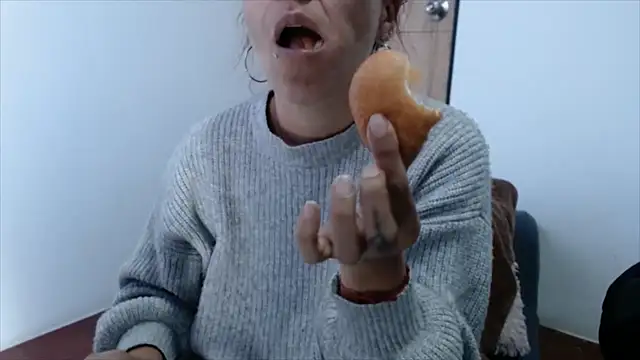 KaiicyQuuen online show from March 13, 11:30 am