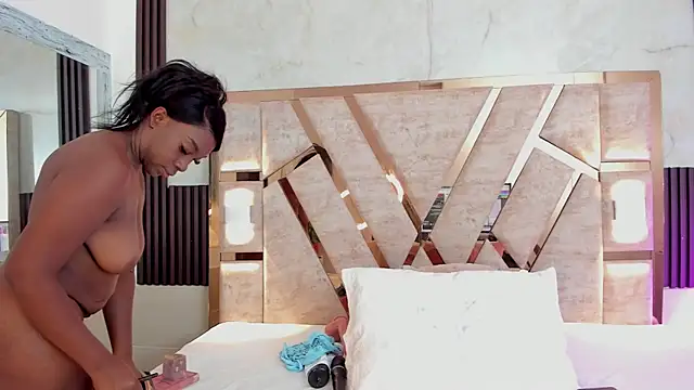 Athenea Mills online show from October 24, 6:48 pm