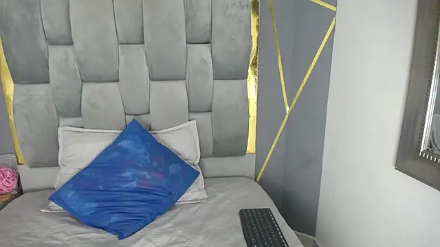 Snapshot of SalommeeT chatting on February 7, 1:04 am SalommeeT online show from February 7, 1:04 am