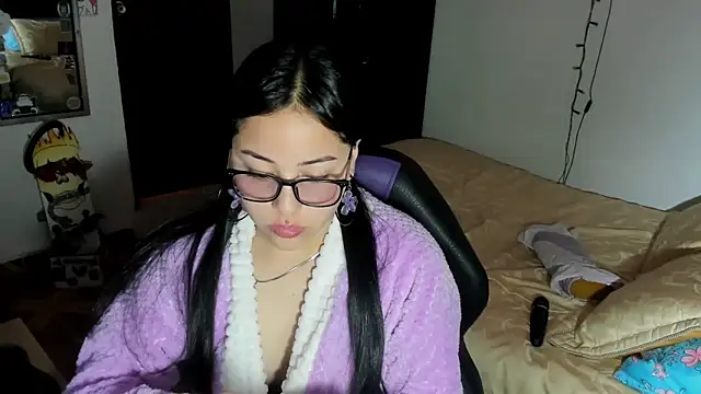 Snapshot of persefone_core chatting on December 7, 7:43 pm persefone core online show from December 7, 7:43 pm