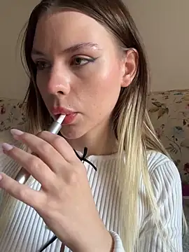 Snapshot of KittyKatyDream chatting on March 21, 3:35 pm KittyKatyDream online show from March 21, 3:35 pm