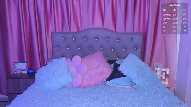 Snapshot of Emiily_Scott1 chatting on November 28, 9:39 pm Emiily Scott1 online show from November 28, 9:39 pm