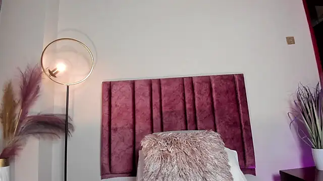 NoraDasilva online show from February 25, 7:01 pm