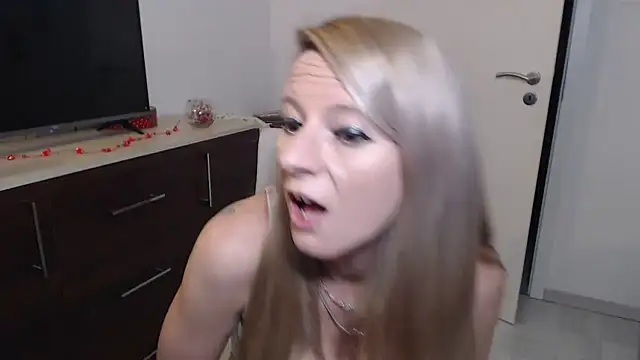 Snapshot of LaMadrina006 chatting on December 19, 1:50 am LaMadrina006 online show from December 19, 1:50 am