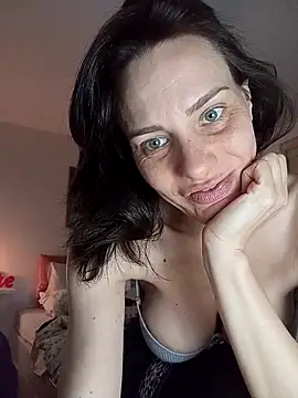 Snapshot of Emyly83 chatting on March 12, 12:22 pm Emyly83 online show from March 12, 12:22 pm