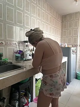 Snapshot of Celestedubois chatting on November 4, 6:51 pm Celestedubois online show from November 4, 6:51 pm