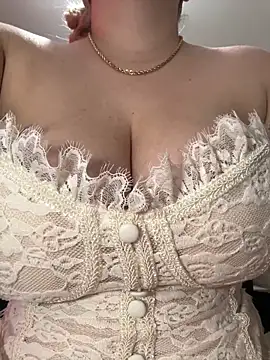 Snapshot of Celestedubois chatting on February 4, 8:36 pm Celestedubois online show from February 4, 8:36 pm