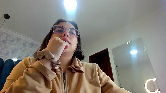 nalalye cruzz  online show from April 15, 2:51 am