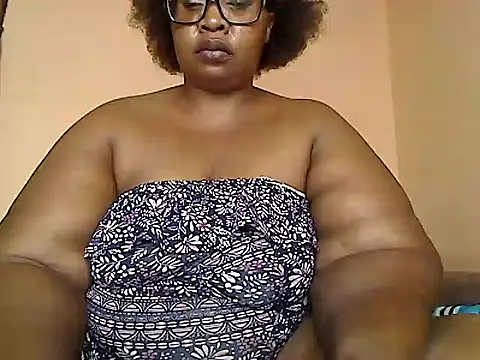 Snapshot of ZOQULUx chatting on February 13, 7:35 am ZOQULUx online show from February 13, 7:35 am