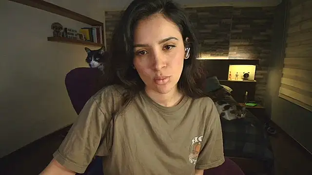 Snapshot of alicewilloww chatting on February 6, 12:04 am alicewilloww online show from February 6, 12:04 am